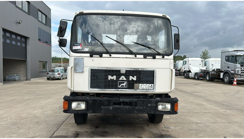 MAN 18.232 (MANUAL PUMP / 6 CYLINDER / POMPE MANUELLE / LAMES / STEEL SUSPENSION) - משאית עם שלדת תא: תמונה 2 MAN 18.232 (MANUAL PUMP / 6 CYLINDER / POMPE MANUELLE / LAMES / STEEL SUSPENSION) - משאית עם שלדת תא: תמונה 2