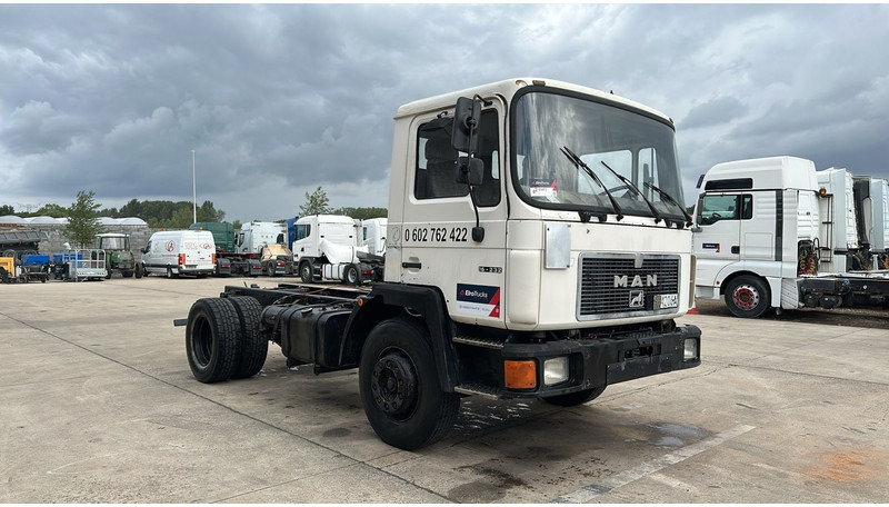 MAN 18.232 (MANUAL PUMP / 6 CYLINDER / POMPE MANUELLE / LAMES / STEEL SUSPENSION) - משאית עם שלדת תא: תמונה 4 MAN 18.232 (MANUAL PUMP / 6 CYLINDER / POMPE MANUELLE / LAMES / STEEL SUSPENSION) - משאית עם שלדת תא: תמונה 4
