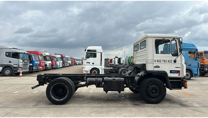 MAN 18.232 (MANUAL PUMP / 6 CYLINDER / POMPE MANUELLE / LAMES / STEEL SUSPENSION) - משאית עם שלדת תא: תמונה 3 MAN 18.232 (MANUAL PUMP / 6 CYLINDER / POMPE MANUELLE / LAMES / STEEL SUSPENSION) - משאית עם שלדת תא: תמונה 3