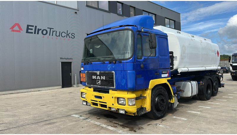 MAN 26.402 (18.000 L / 6X2 / 6 CYLINDER / FRONT STEEL / 3 COMPARTIMENTS) - משאית מכל: תמונה 1 MAN 26.402 (18.000 L / 6X2 / 6 CYLINDER / FRONT STEEL / 3 COMPARTIMENTS) - משאית מכל: תמונה 1