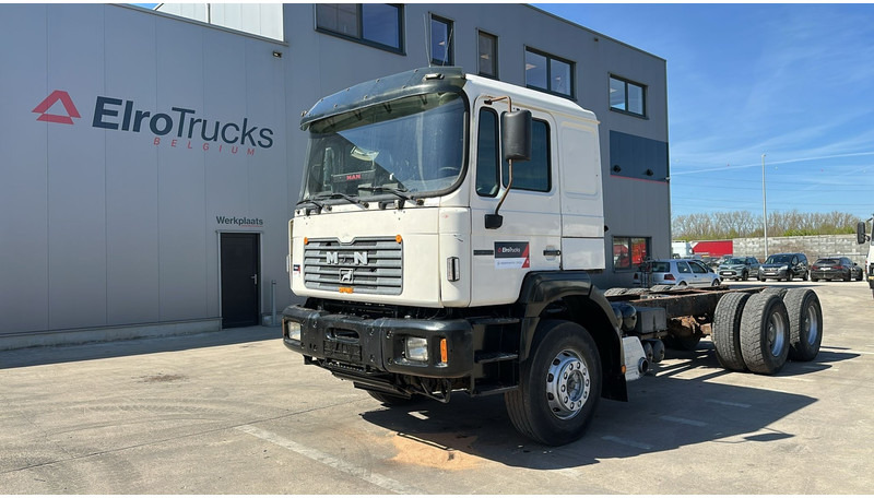 MAN 33.464 (6 CYLINDER / EURO 2 / SEMI MANUAL PUMP / BIG AXLE / STEEL SUSP. / LAMES) - משאית עם שלדת תא: תמונה 1 MAN 33.464 (6 CYLINDER / EURO 2 / SEMI MANUAL PUMP / BIG AXLE / STEEL SUSP. / LAMES) - משאית עם שלדת תא: תמונה 1