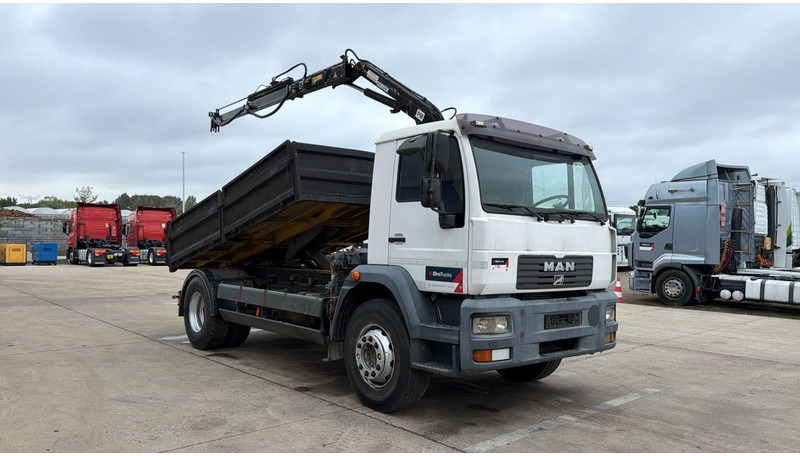 MAN LE 250 (MANUAL PUMP / MANUAL GEARBOX / TIPPER + CRANE / GOOD CONDITION) - מזהיר, משאית מנוף: תמונה 3 MAN LE 250 (MANUAL PUMP / MANUAL GEARBOX / TIPPER + CRANE / GOOD CONDITION) - מזהיר, משאית מנוף: תמונה 3