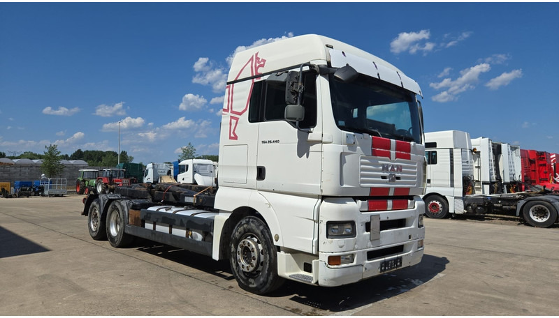 MAN TGA 26.440 (MANUAL GEARBOX / FRONT STEEL / 6X2 / BOITE MANUELLE / DEVANT LAMES) - משאית עם שלדת תא: תמונה 4 MAN TGA 26.440 (MANUAL GEARBOX / FRONT STEEL / 6X2 / BOITE MANUELLE / DEVANT LAMES) - משאית עם שלדת תא: תמונה 4
