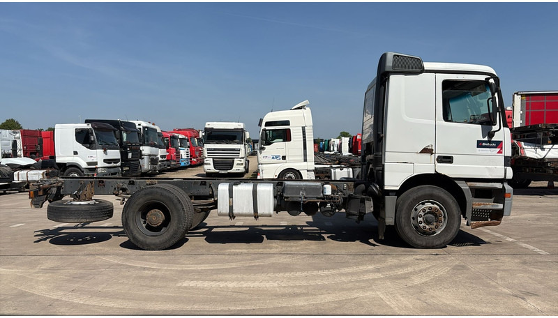 Mercedes-Benz Actros 1835 (LAMES / GRAND PONT / 12000L / V6 / EURO 2) - משאית עם שלדת תא: תמונה 4 Mercedes-Benz Actros 1835 (LAMES / GRAND PONT / 12000L / V6 / EURO 2) - משאית עם שלדת תא: תמונה 4