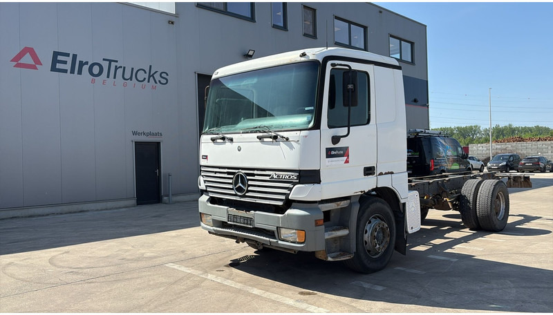 Mercedes-Benz Actros 1835 (LAMES / GRAND PONT / 12000L / V6 / EURO 2) - משאית עם שלדת תא: תמונה 1 Mercedes-Benz Actros 1835 (LAMES / GRAND PONT / 12000L / V6 / EURO 2) - משאית עם שלדת תא: תמונה 1
