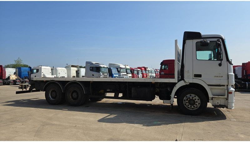 Mercedes-Benz Actros 2636 (6X4 / LAMES / GRAND PONT / MP2 / STEEL SUSP. / BOITE MANUELLE / MANUAL GEARBOX / 9M CHASSIS !!!) - משאית צד נופל/ שטוחה: תמונה 4 Mercedes-Benz Actros 2636 (6X4 / LAMES / GRAND PONT / MP2 / STEEL SUSP. / BOITE MANUELLE / MANUAL GEARBOX / 9M CHASSIS !!!) - משאית צד נופל/ שטוחה: תמונה 4