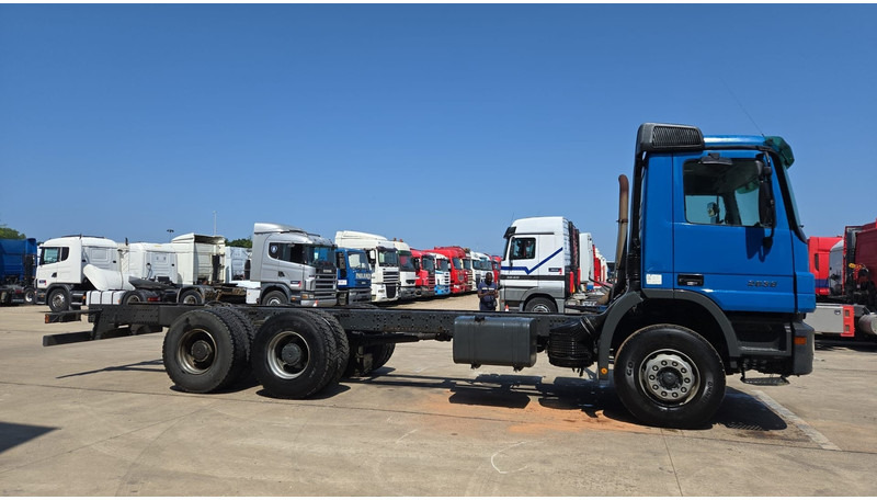 Mercedes-Benz Actros 2636 (MP2 / LAMES / STEEL SUSP. / BOITE MANUELLE / RETARDER !! / TRES PROPRE) - משאית עם שלדת תא: תמונה 4 Mercedes-Benz Actros 2636 (MP2 / LAMES / STEEL SUSP. / BOITE MANUELLE / RETARDER !! / TRES PROPRE) - משאית עם שלדת תא: תמונה 4