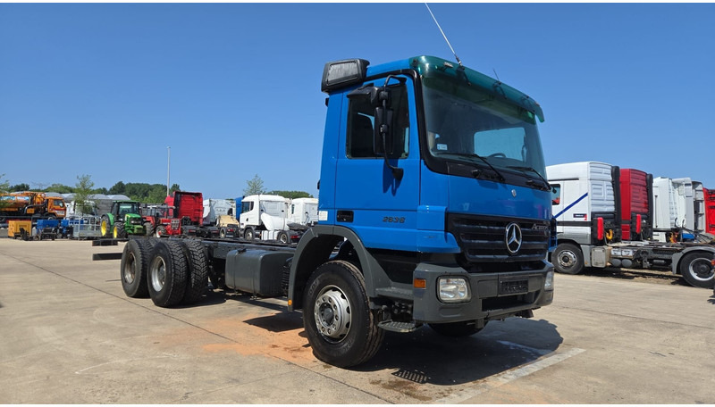 Mercedes-Benz Actros 2636 (MP2 / LAMES / STEEL SUSP. / BOITE MANUELLE / RETARDER !! / TRES PROPRE) - משאית עם שלדת תא: תמונה 3 Mercedes-Benz Actros 2636 (MP2 / LAMES / STEEL SUSP. / BOITE MANUELLE / RETARDER !! / TRES PROPRE) - משאית עם שלדת תא: תמונה 3