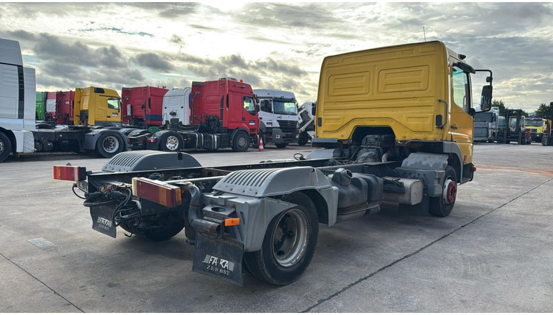 Mercedes-Benz Atego 815 (BOITE MANUELLE / MANUAL GEARBOX) - משאית עם שלדת תא: תמונה 4 Mercedes-Benz Atego 815 (BOITE MANUELLE / MANUAL GEARBOX) - משאית עם שלדת תא: תמונה 4
