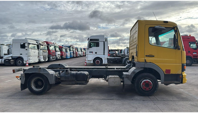 Mercedes-Benz Atego 815 (BOITE MANUELLE / MANUAL GEARBOX) - משאית עם שלדת תא: תמונה 3 Mercedes-Benz Atego 815 (BOITE MANUELLE / MANUAL GEARBOX) - משאית עם שלדת תא: תמונה 3