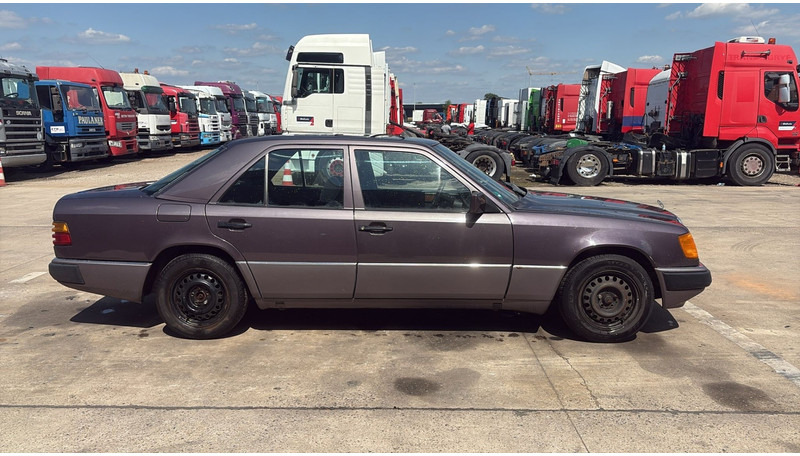 Mercedes-Benz E-Klasse 200 (GERMAN CAR / VOITURE D'ALLEMAGNE / ESSENCE / PETROL / MANUAL) - סדאן: תמונה 4 Mercedes-Benz E-Klasse 200 (GERMAN CAR / VOITURE D'ALLEMAGNE / ESSENCE / PETROL / MANUAL) - סדאן: תמונה 4