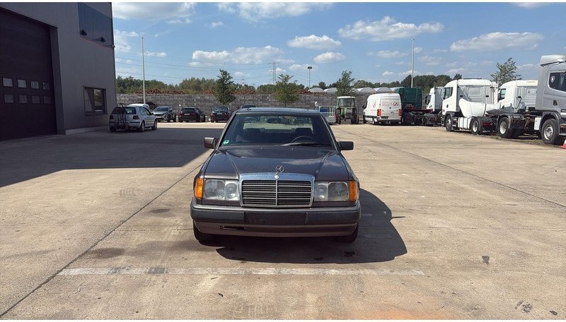 Mercedes-Benz E-Klasse 200 (GERMAN CAR / VOITURE D'ALLEMAGNE / ESSENCE / PETROL / MANUAL) - סדאן: תמונה 2 Mercedes-Benz E-Klasse 200 (GERMAN CAR / VOITURE D'ALLEMAGNE / ESSENCE / PETROL / MANUAL) - סדאן: תמונה 2
