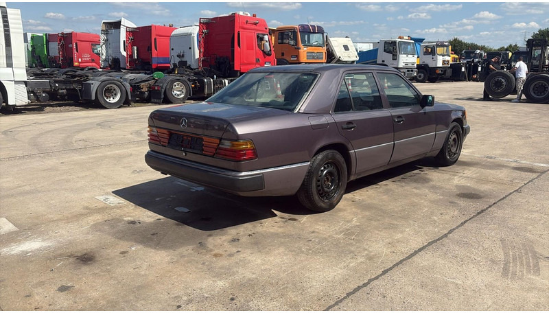 Mercedes-Benz E-Klasse 200 (GERMAN CAR / VOITURE D'ALLEMAGNE / ESSENCE / PETROL / MANUAL) - סדאן: תמונה 5 Mercedes-Benz E-Klasse 200 (GERMAN CAR / VOITURE D'ALLEMAGNE / ESSENCE / PETROL / MANUAL) - סדאן: תמונה 5