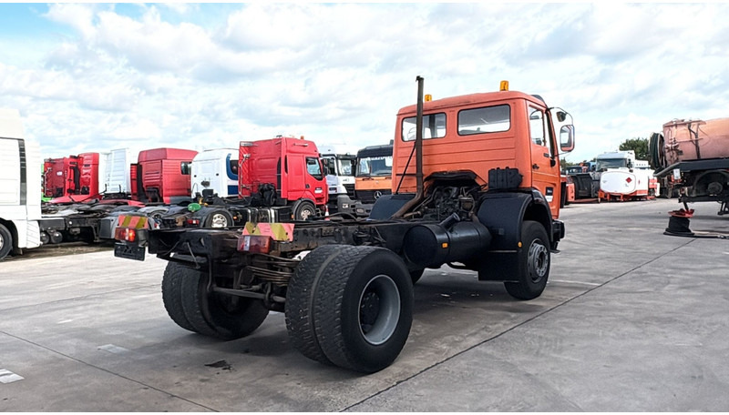 Mercedes-Benz SK 1622 (4X4 / LAMES / GRAND PONT / V6 / BIG AXLE / POMPE MANUELLE) - משאית עם שלדת תא: תמונה 5 Mercedes-Benz SK 1622 (4X4 / LAMES / GRAND PONT / V6 / BIG AXLE / POMPE MANUELLE) - משאית עם שלדת תא: תמונה 5