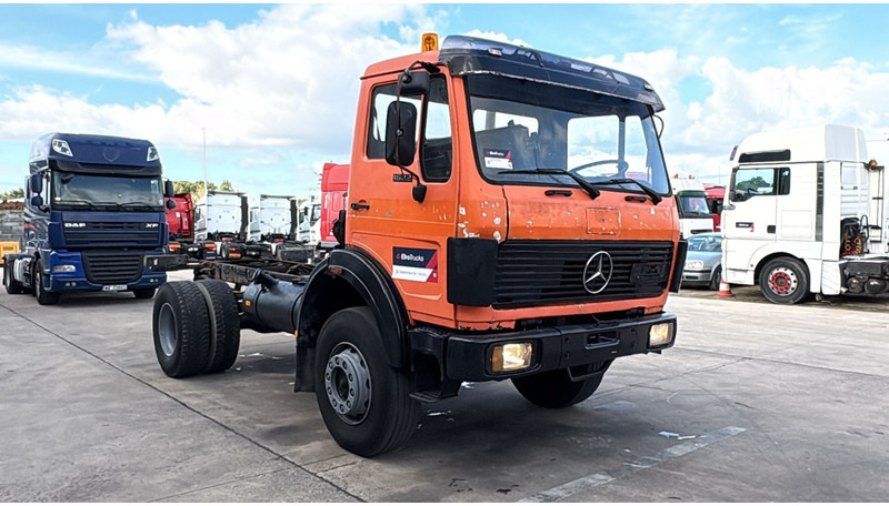 Mercedes-Benz SK 1622 (4X4 / LAMES / GRAND PONT / V6 / BIG AXLE / POMPE MANUELLE) - משאית עם שלדת תא: תמונה 3 Mercedes-Benz SK 1622 (4X4 / LAMES / GRAND PONT / V6 / BIG AXLE / POMPE MANUELLE) - משאית עם שלדת תא: תמונה 3