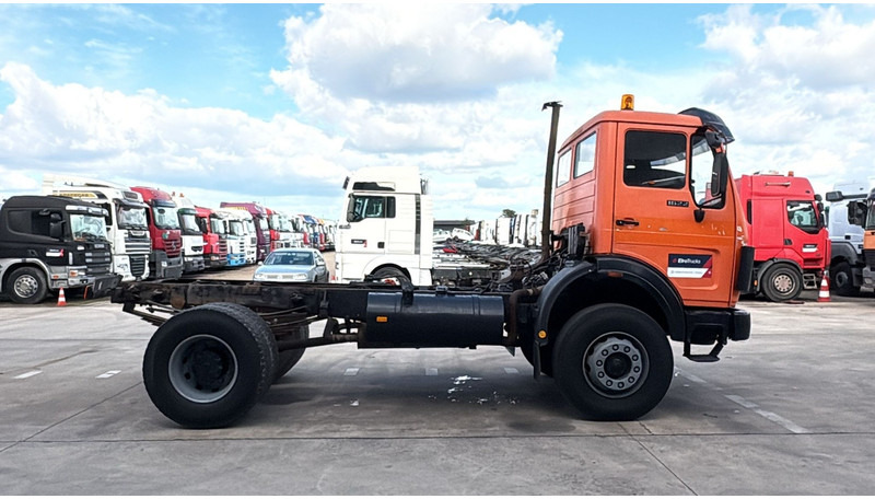 Mercedes-Benz SK 1622 (4X4 / LAMES / GRAND PONT / V6 / BIG AXLE / POMPE MANUELLE) - משאית עם שלדת תא: תמונה 4 Mercedes-Benz SK 1622 (4X4 / LAMES / GRAND PONT / V6 / BIG AXLE / POMPE MANUELLE) - משאית עם שלדת תא: תמונה 4