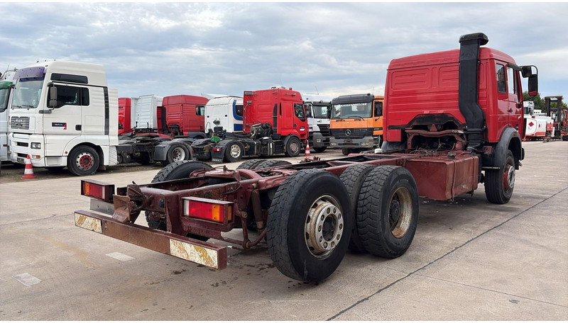 Mercedes-Benz SK 2233 (GRAND PONT / V8 AVEC 2X TURBO / BIG AXLE) - משאית עם שלדת תא: תמונה 4 Mercedes-Benz SK 2233 (GRAND PONT / V8 AVEC 2X TURBO / BIG AXLE) - משאית עם שלדת תא: תמונה 4