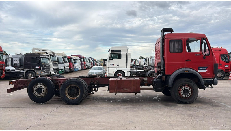 Mercedes-Benz SK 2233 (GRAND PONT / V8 AVEC 2X TURBO / BIG AXLE) - משאית עם שלדת תא: תמונה 3 Mercedes-Benz SK 2233 (GRAND PONT / V8 AVEC 2X TURBO / BIG AXLE) - משאית עם שלדת תא: תמונה 3