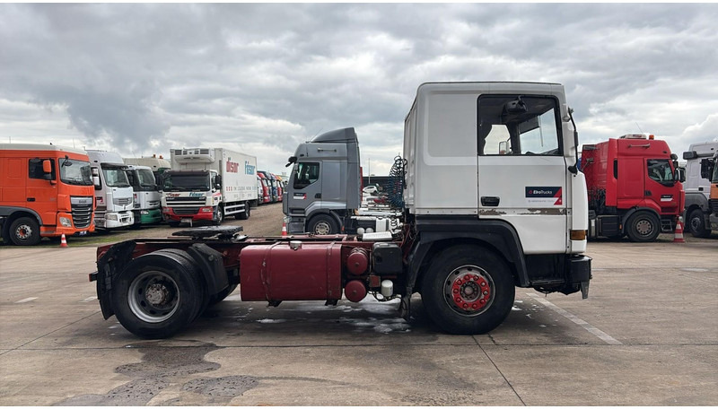 Renault R 385 Major (2 CULASSE / LAMES / GRAND PONT / STEEL SUSP. / MANUAL PUMP / POMPE MANUELLE) - יחידת טרקטור: תמונה 3 Renault R 385 Major (2 CULASSE / LAMES / GRAND PONT / STEEL SUSP. / MANUAL PUMP / POMPE MANUELLE) - יחידת טרקטור: תמונה 3
