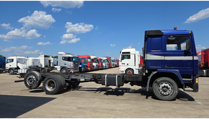 Volvo F 12 - 360 (FULL STEEL SUSPENSION / MANUAL PUMP / SUSP. LAMES / 6X2) - משאית עם שלדת תא: תמונה 4 Volvo F 12 - 360 (FULL STEEL SUSPENSION / MANUAL PUMP / SUSP. LAMES / 6X2) - משאית עם שלדת תא: תמונה 4