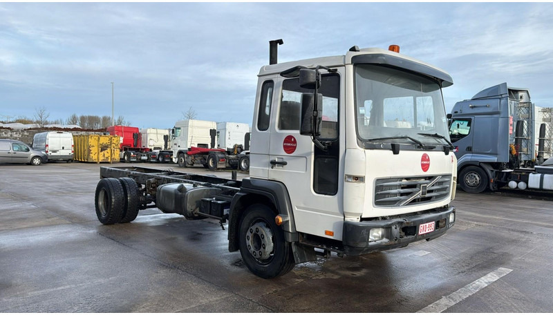 Volvo FL 220 (BELGIAN TRUCK / MANUAL GEARBOX / CAMION BELGE) - משאית עם שלדת תא: תמונה 3 Volvo FL 220 (BELGIAN TRUCK / MANUAL GEARBOX / CAMION BELGE) - משאית עם שלדת תא: תמונה 3