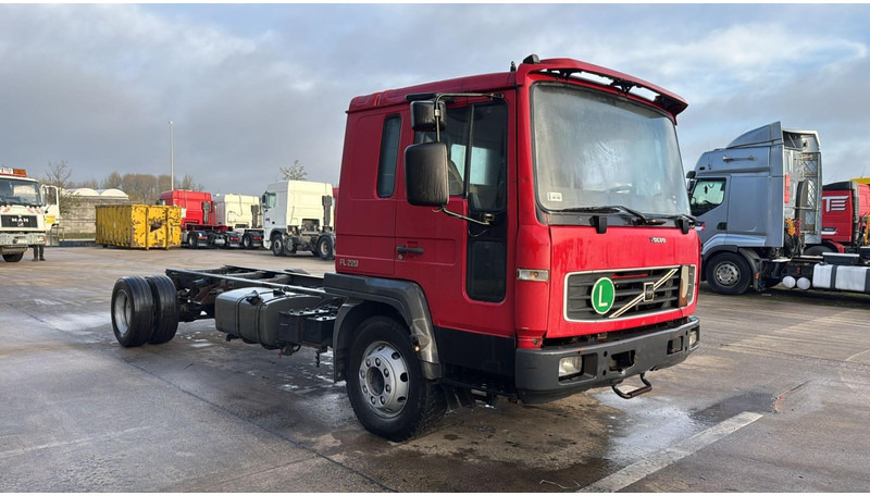 Volvo FL 220 (MANUAL GEARBOX / BOITE MANUELLE) - משאית עם שלדת תא: תמונה 3 Volvo FL 220 (MANUAL GEARBOX / BOITE MANUELLE) - משאית עם שלדת תא: תמונה 3