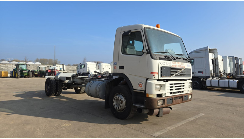 Volvo FM 7 - 290 (60.000 KM ORIGINAL !!! / POMPE MANUELLE / LAMES / GRAND PONT / EX AEROPORT) - משאית עם שלדת תא: תמונה 4 Volvo FM 7 - 290 (60.000 KM ORIGINAL !!! / POMPE MANUELLE / LAMES / GRAND PONT / EX AEROPORT) - משאית עם שלדת תא: תמונה 4