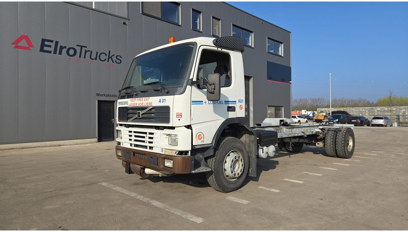 Volvo FM 7 - 290 (60.000 KM ORIGINAL !!! / POMPE MANUELLE / LAMES / GRAND PONT / EX AEROPORT) - משאית עם שלדת תא: תמונה 1 Volvo FM 7 - 290 (60.000 KM ORIGINAL !!! / POMPE MANUELLE / LAMES / GRAND PONT / EX AEROPORT) - משאית עם שלדת תא: תמונה 1