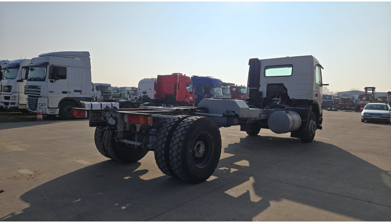 Volvo FM 7 - 290 (60.000 KM ORIGINAL !!! / POMPE MANUELLE / LAMES / GRAND PONT / EX AEROPORT) - משאית עם שלדת תא: תמונה 5 Volvo FM 7 - 290 (60.000 KM ORIGINAL !!! / POMPE MANUELLE / LAMES / GRAND PONT / EX AEROPORT) - משאית עם שלדת תא: תמונה 5