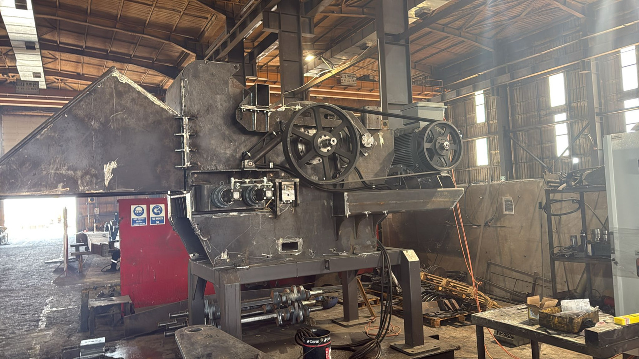 GALEN Wood Chipper from STOCK - מגרסת עץ: תמונה 1 GALEN Wood Chipper from STOCK - מגרסת עץ: תמונה 1