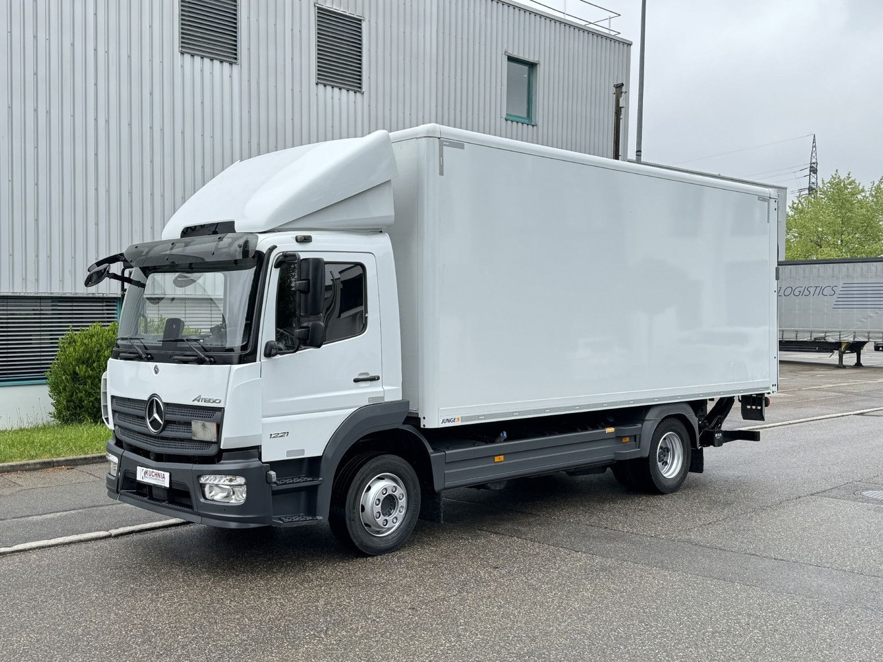 Mercedes-Benz Atego 1221 L Koffer 6,1m LBW AHK Klima TOP - משאית תיבה: תמונה 3 Mercedes-Benz Atego 1221 L Koffer 6,1m LBW AHK Klima TOP - משאית תיבה: תמונה 3