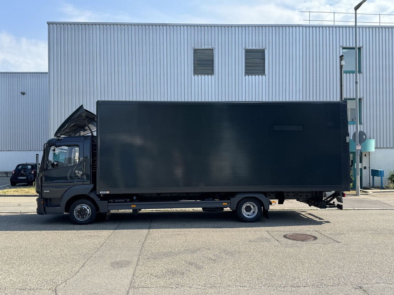 Mercedes-Benz Atego 818L Koffer 7,3m LBW Klima Automatik - כלי רכב מסחרי עם תיבה: תמונה 4 Mercedes-Benz Atego 818L Koffer 7,3m LBW Klima Automatik - כלי רכב מסחרי עם תיבה: תמונה 4