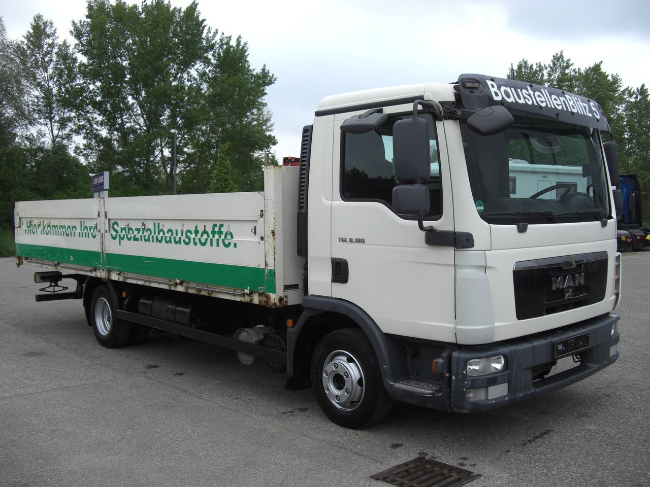MAN 8180L Baustoffpritsche MAN 8180L Baustoffpritsche - כלי רכב מסחרי במיטה שטוחה: תמונה 1 MAN 8180L Baustoffpritsche MAN 8180L Baustoffpritsche - כלי רכב מסחרי במיטה שטוחה: תמונה 1