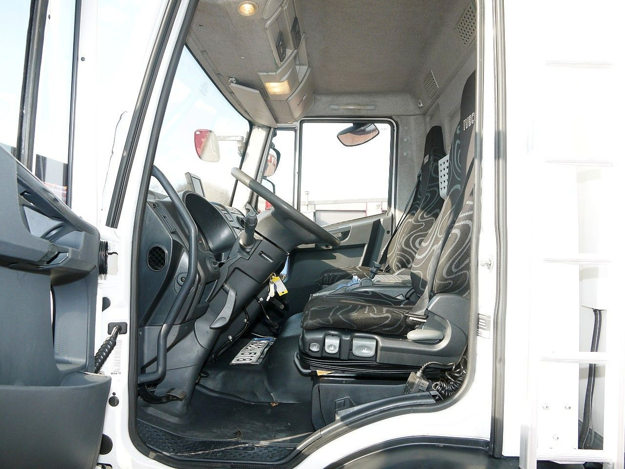 Interior photo 1: משאית קירור Iveco 140E18 FLEISH KUHLKOFFER CARRIER SUPRA 550 LBW Iveco 140E18 FLEISH KUHLKOFFER CARRIER SUPRA 550 LBW