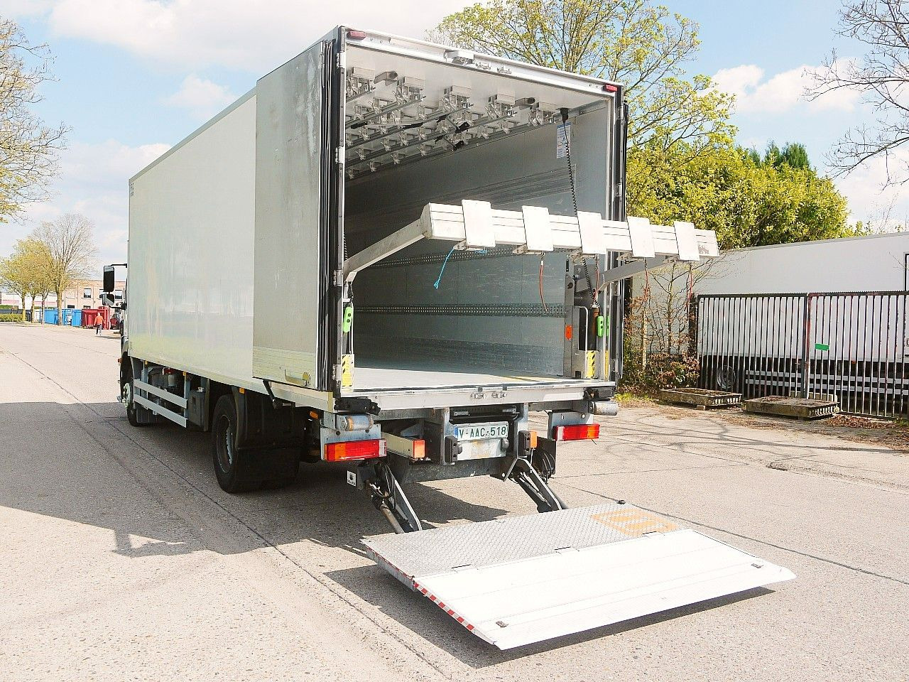משאית קירור, משאית מנוף Mercedes-Benz 1829 AXOR FLEISHBAHNEN KUHKOFFER CARRIER SUPRA: תמונה 9