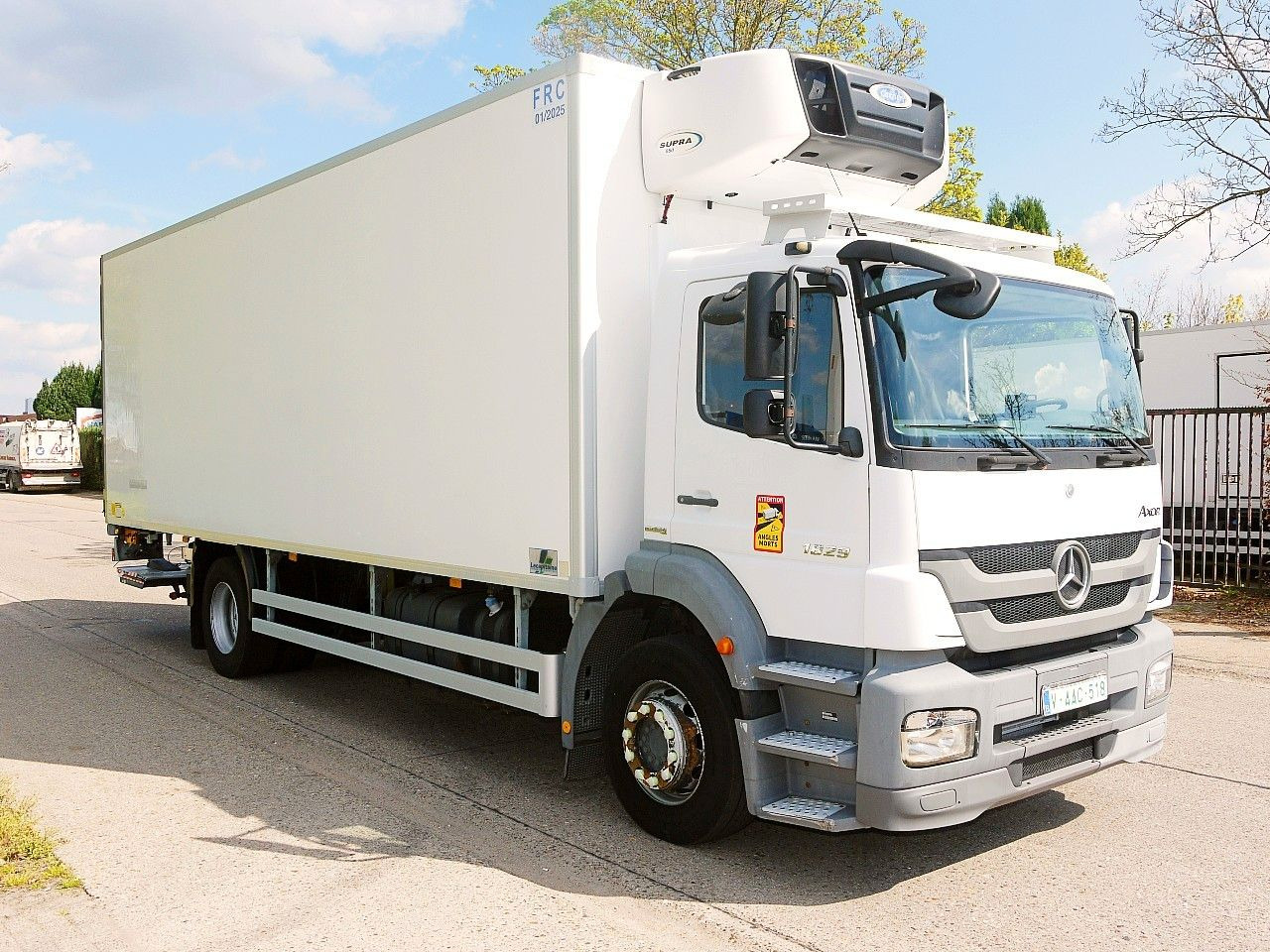 Mercedes-Benz 1829 AXOR FLEISHBAHNEN KUHKOFFER CARRIER SUPRA - משאית קירור, משאית מנוף: תמונה 3 Mercedes-Benz 1829 AXOR FLEISHBAHNEN KUHKOFFER CARRIER SUPRA - משאית קירור, משאית מנוף: תמונה 3