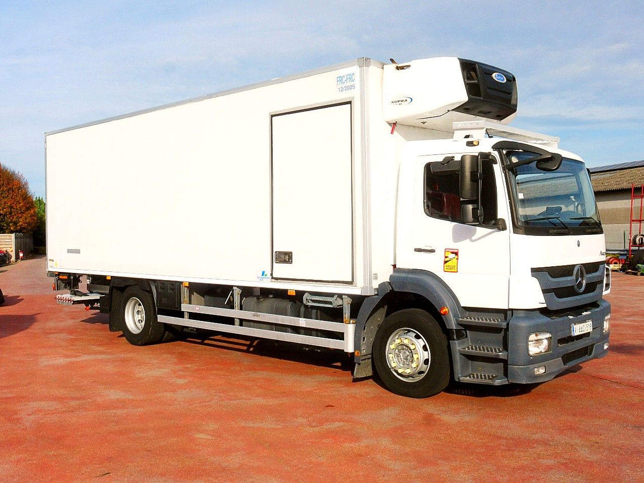 Mercedes-Benz 1829 AXOR KUHOKOFFER CARRIER SUPRA 1150MT A/C - משאית קירור: תמונה 2 Mercedes-Benz 1829 AXOR KUHOKOFFER CARRIER SUPRA 1150MT A/C - משאית קירור: תמונה 2