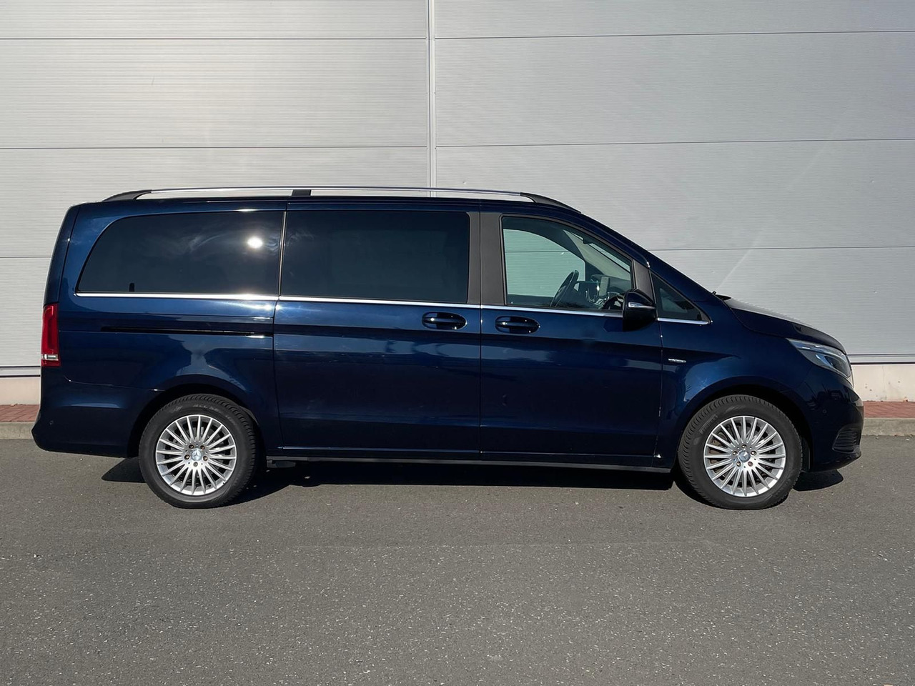 Mercedes-Benz V 250 d Avantgarde 360°KAMERA LED ALLRAD - כלי רכב מסחרי לנוסעים: תמונה 5 Mercedes-Benz V 250 d Avantgarde 360°KAMERA LED ALLRAD - כלי רכב מסחרי לנוסעים: תמונה 5