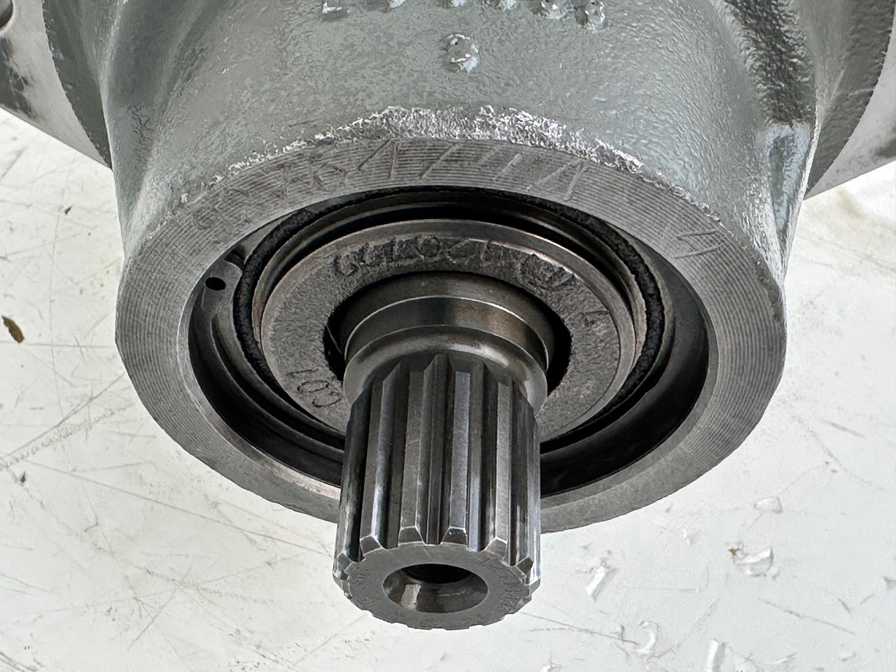 מנוע הידרולי עבור מחפר LIEBHERR Original Hydraulikeinbaumotor AT-FMF045. ID-Nr.9075181 – ID-Nr.10125043A. A309, A311, A312, A314, A316, A900, A904, A918, R313, R317, R900, R904. #A18.12.90158#: תמונה 17