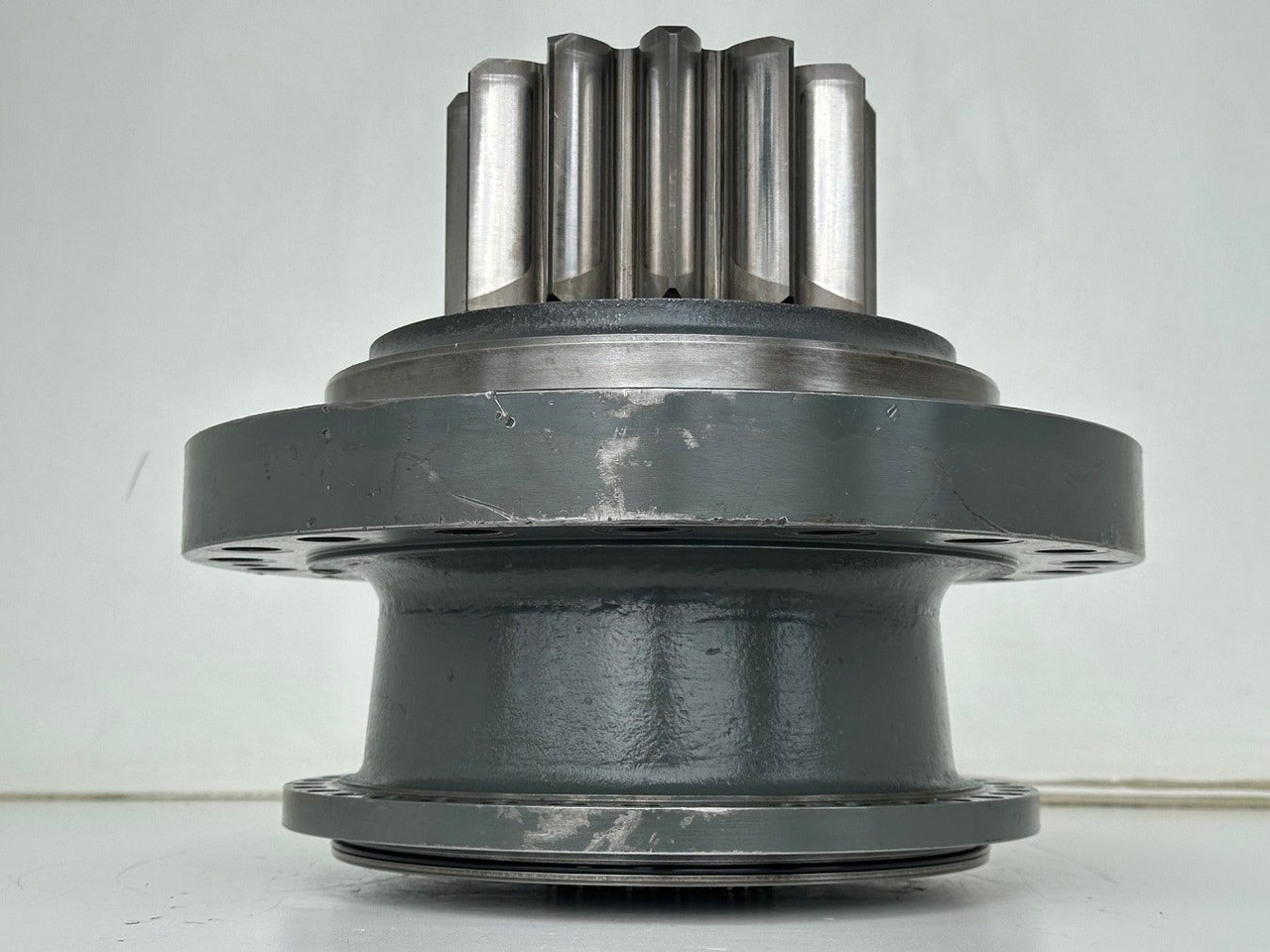Liebherr Abtriebswellengehäuse ID-Nr.90013701 mit Abtriebswelle ID-Nr.90214087. SAT275A290. R922 LC-1486. R924 LC-1487. #0871#0876# - תמסורת עבור מכונת בנייה: תמונה 5 Liebherr Abtriebswellengehäuse ID-Nr.90013701 mit Abtriebswelle ID-Nr.90214087. SAT275A290. R922 LC-1486. R924 LC-1487. #0871#0876# - תמסורת עבור מכונת בנייה: תמונה 5