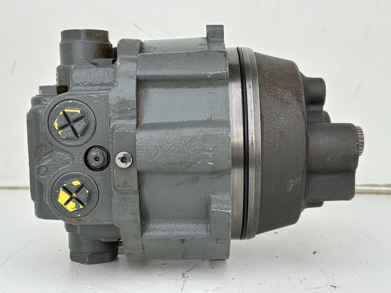 Liebherr Hydraulikeinbaumotor LH46VE 085. ID-Nr.12421312 - ID-Nr.12881023. LO1926, LOS926 K-LC, R922, R924, R926, R926 K-LC, R930 T. #20.38.0978# - מנוע הידרולי עבור מכונת בנייה: תמונה 4 Liebherr Hydraulikeinbaumotor LH46VE 085. ID-Nr.12421312 - ID-Nr.12881023. LO1926, LOS926 K-LC, R922, R924, R926, R926 K-LC, R930 T. #20.38.0978# - מנוע הידרולי עבור מכונת בנייה: תמונה 4