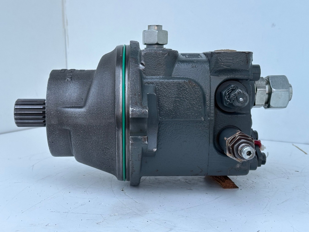 Liebherr Hydraulikeinbaumotor Typ:FMF090. ID-Nr.10139164 - ID-Nr.11371743. R946 LC, R946 LC-V, R946 NLC, R946 S-HD, R950 LC-V, R950 S-HD, R950. #11371743.11929# - מנוע נדנדה עבור מחפר: תמונה 3 Liebherr Hydraulikeinbaumotor Typ:FMF090. ID-Nr.10139164 - ID-Nr.11371743. R946 LC, R946 LC-V, R946 NLC, R946 S-HD, R950 LC-V, R950 S-HD, R950. #11371743.11929# - מנוע נדנדה עבור מחפר: תמונה 3