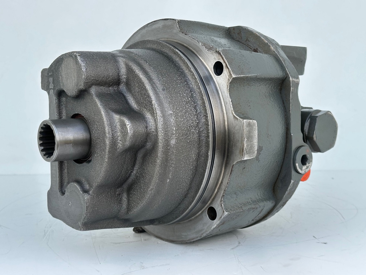 Liebherr Hydraulikeinbaumotor Typ:LH46VE 108. ID-Nr.11428178 . LOS926-1715,R926-1715,R928-1715,R930-1716,R934-1550,R936K-LC,R936K-NLC,R936K-SLC,R938. #11428178.0663# - הנעה סופית עבור מכונת בנייה: תמונה 1 Liebherr Hydraulikeinbaumotor Typ:LH46VE 108. ID-Nr.11428178 . LOS926-1715,R926-1715,R928-1715,R930-1716,R934-1550,R936K-LC,R936K-NLC,R936K-SLC,R938. #11428178.0663# - הנעה סופית עבור מכונת בנייה: תמונה 1