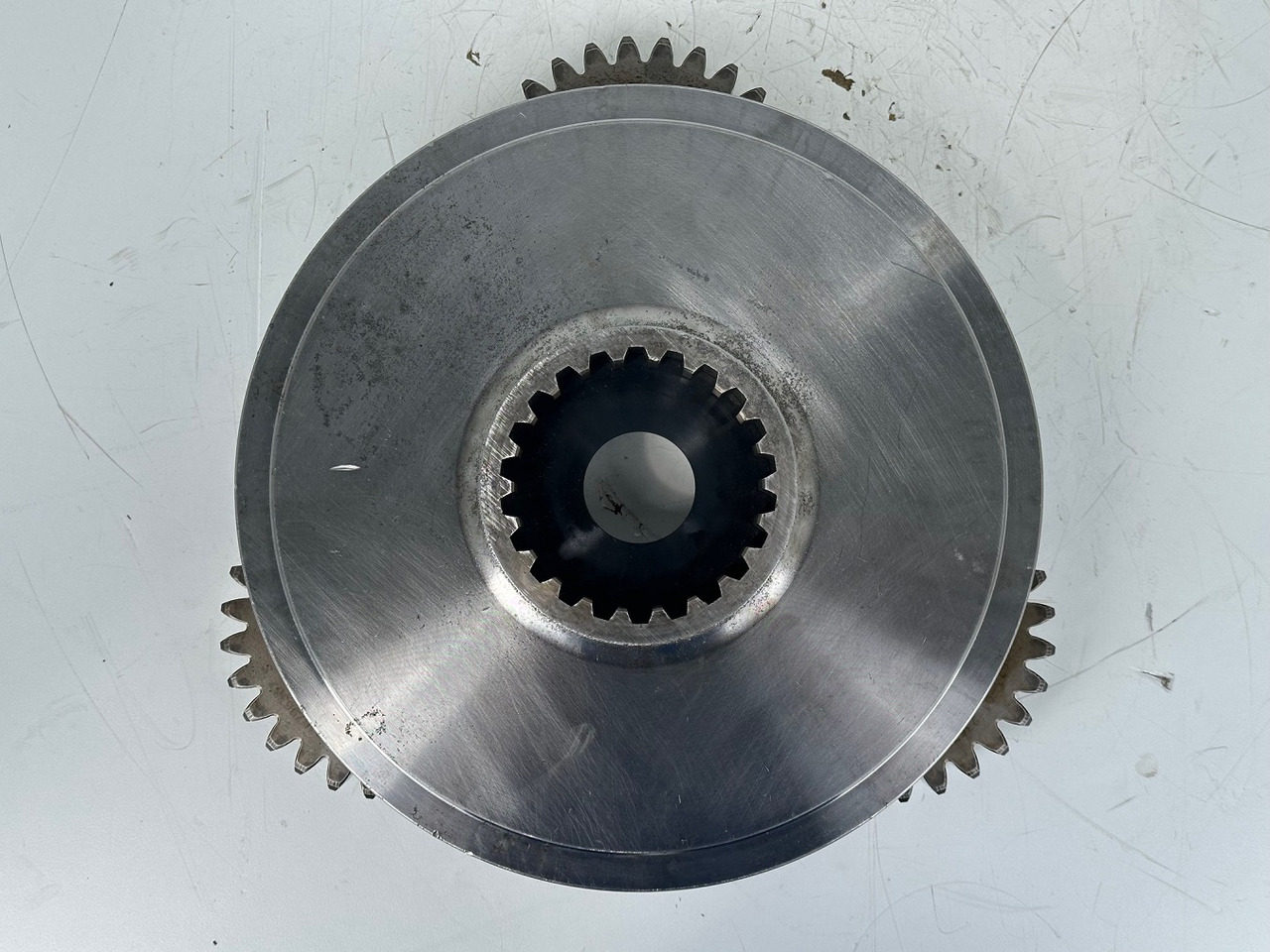 הנעה סופית עבור מחפר סורק Liebherr Planetenträger ID-Nr.90024938 mit Planetenräder ID-Nr.90024939. FAT400P112 -FAT400P130 - FAT400P139. LO1936,LOS926,R926,R928,R930,R934,R936,R940,R944,R946,R950 T. #H1.6569.90024939#: תמונה 6 הנעה סופית עבור מחפר סורק Liebherr Planetenträger ID-Nr.90024938 mit Planetenräder ID-Nr.90024939. FAT400P112 -FAT400P130 - FAT400P139. LO1936,LOS926,R926,R928,R930,R934,R936,R940,R944,R946,R950 T. #H1.6569.90024939#: תמונה 6