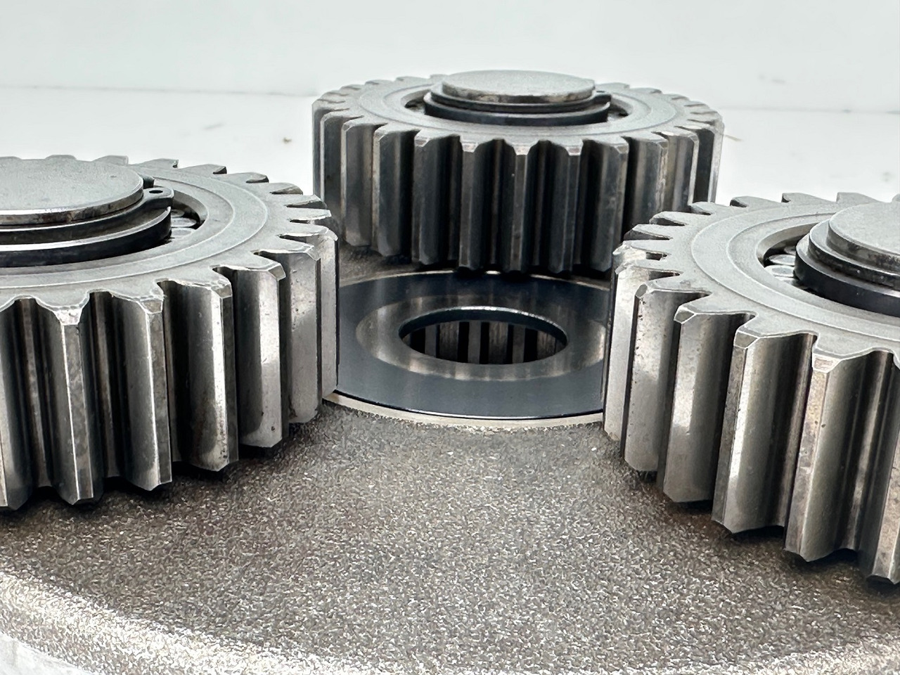 הנעה סופית עבור מחפר סורק Liebherr Planetenträger ID-Nr.90024938 mit Planetenräder ID-Nr.90024939. FAT400P112 -FAT400P130 - FAT400P139. LO1936,LOS926,R926,R928,R930,R934,R936,R940,R944,R946,R950 T. #H1.6569.90024939#: תמונה 7 הנעה סופית עבור מחפר סורק Liebherr Planetenträger ID-Nr.90024938 mit Planetenräder ID-Nr.90024939. FAT400P112 -FAT400P130 - FAT400P139. LO1936,LOS926,R926,R928,R930,R934,R936,R940,R944,R946,R950 T. #H1.6569.90024939#: תמונה 7