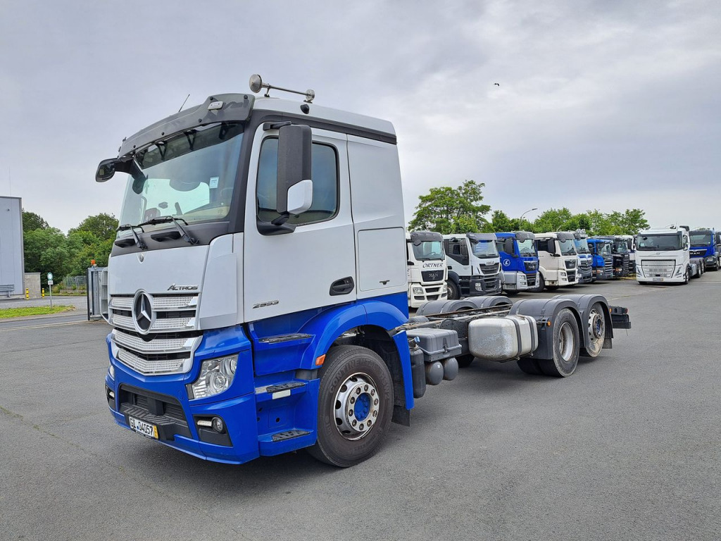 Mercedes Benz 2553 Actros 6x2 (Nr. 5790) - משאית עם שלדת תא: תמונה 3 Mercedes Benz 2553 Actros 6x2 (Nr. 5790) - משאית עם שלדת תא: תמונה 3