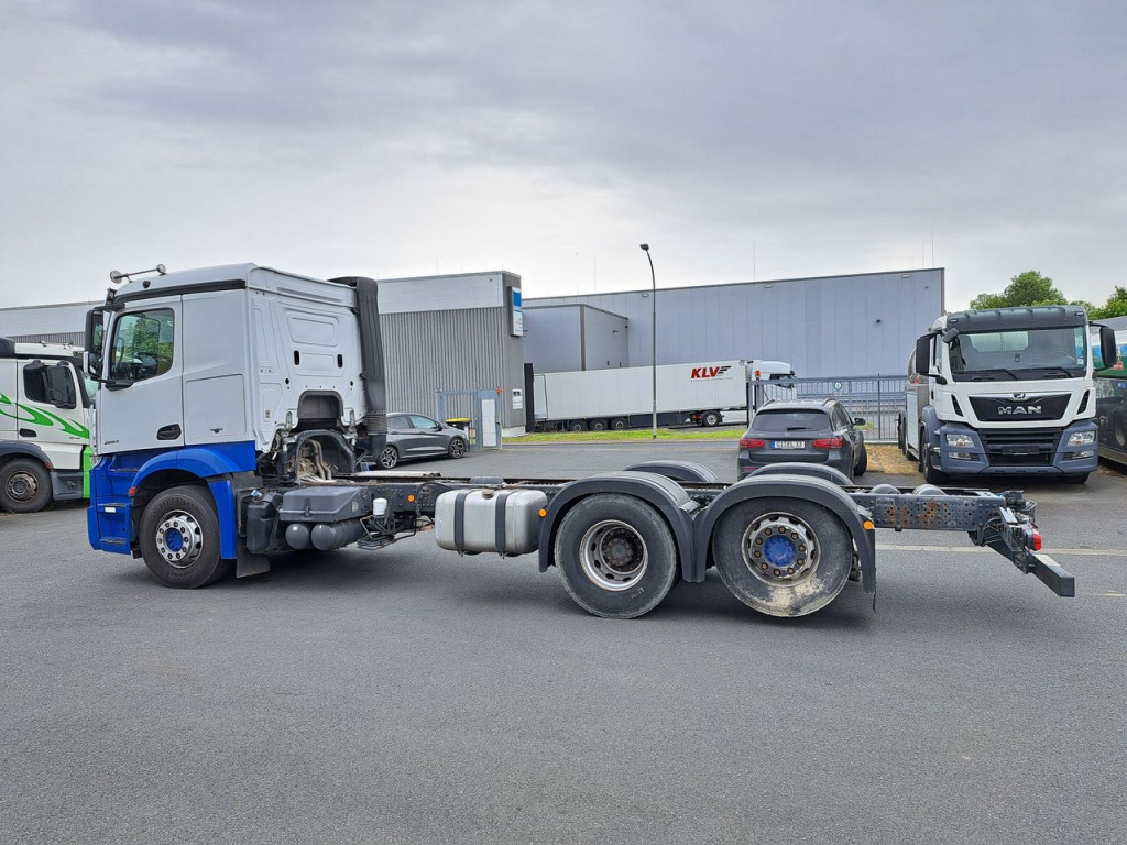 Mercedes Benz 2553 Actros 6x2 (Nr. 5790) - משאית עם שלדת תא: תמונה 4 Mercedes Benz 2553 Actros 6x2 (Nr. 5790) - משאית עם שלדת תא: תמונה 4