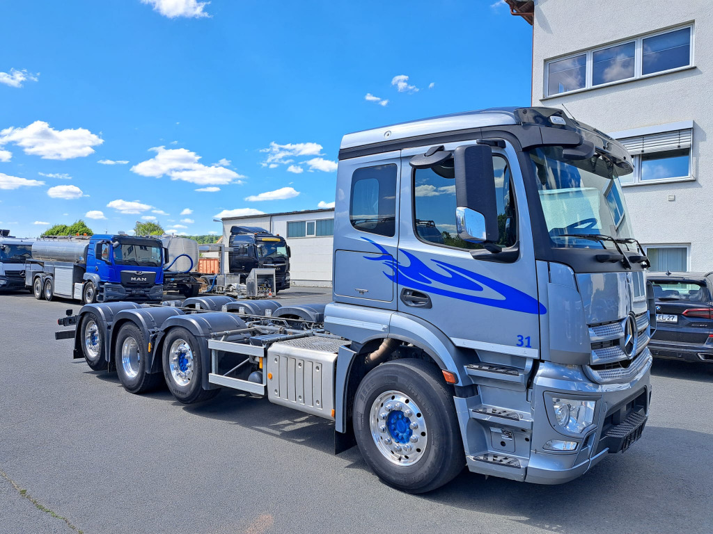 Mercedes Benz Actros 3243 8x2 1,2 & 4 Lenkachse, 2 & 4 Liftbar(Nr. 6051) - משאית עם שלדת תא: תמונה 2 Mercedes Benz Actros 3243 8x2 1,2 & 4 Lenkachse, 2 & 4 Liftbar(Nr. 6051) - משאית עם שלדת תא: תמונה 2