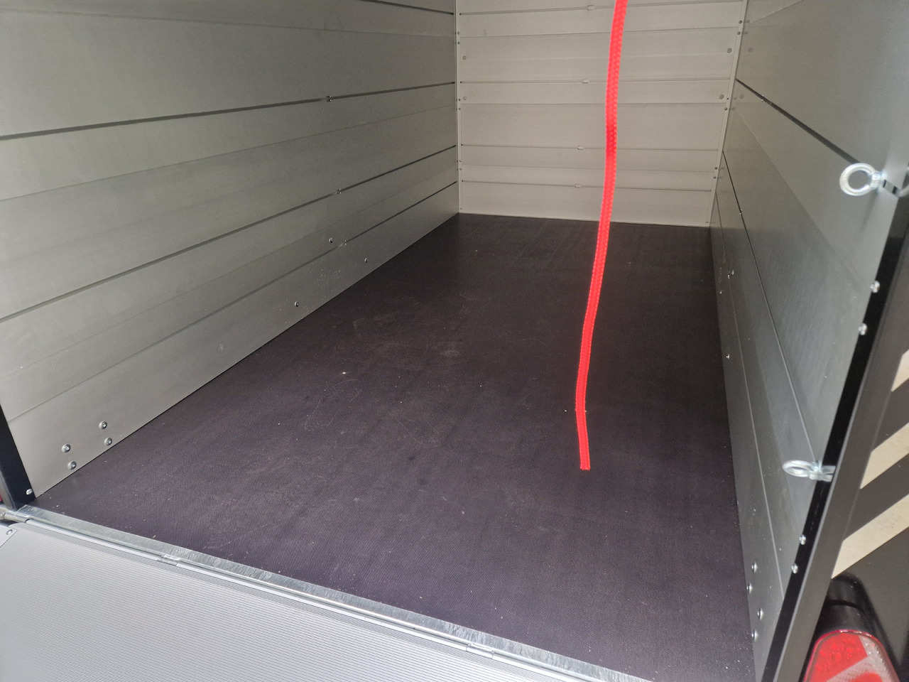 נגרר לאופנוע ALUBOXX Deckelanhänger GTB 1500 VT3 Ultra Low 301x151x153cm LED black deal Modell 2025: תמונה 9