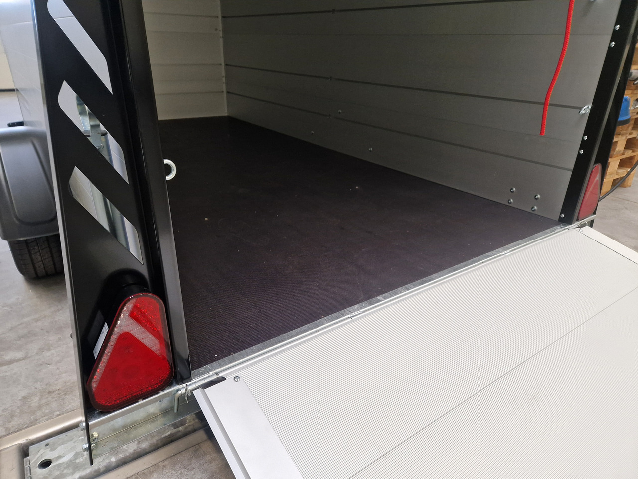 נגרר לאופנוע ALUBOXX Deckelanhänger GTB 1500 VT3 Ultra Low 301x151x153cm LED black deal Modell 2025: תמונה 10